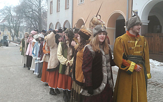 Zatańczyli poloneza w centrum Olsztyna Zatańczyli poloneza w centrum Olsztyna